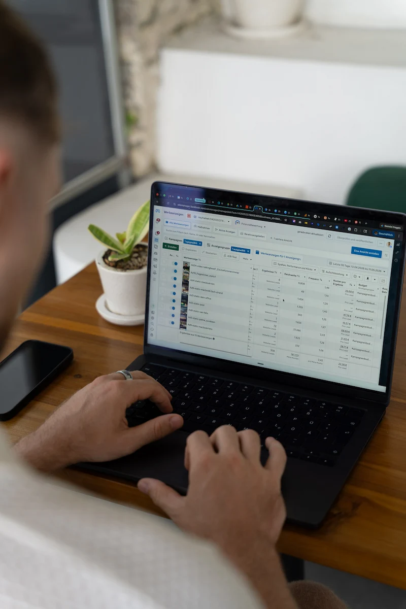 Felix arbeitet im Ads Manager – Online-Marketing in der Praxis